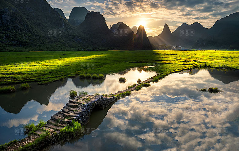 自然风景林间山色摄影图