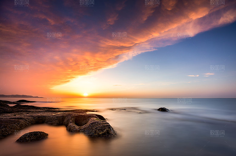 夕阳阳光火烧云云层红色天空