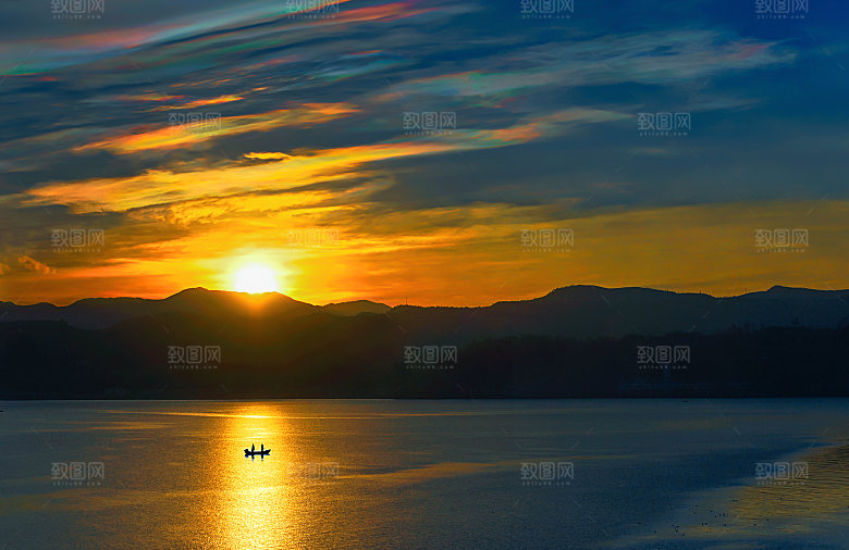夕阳阳光火烧云云层红色天空