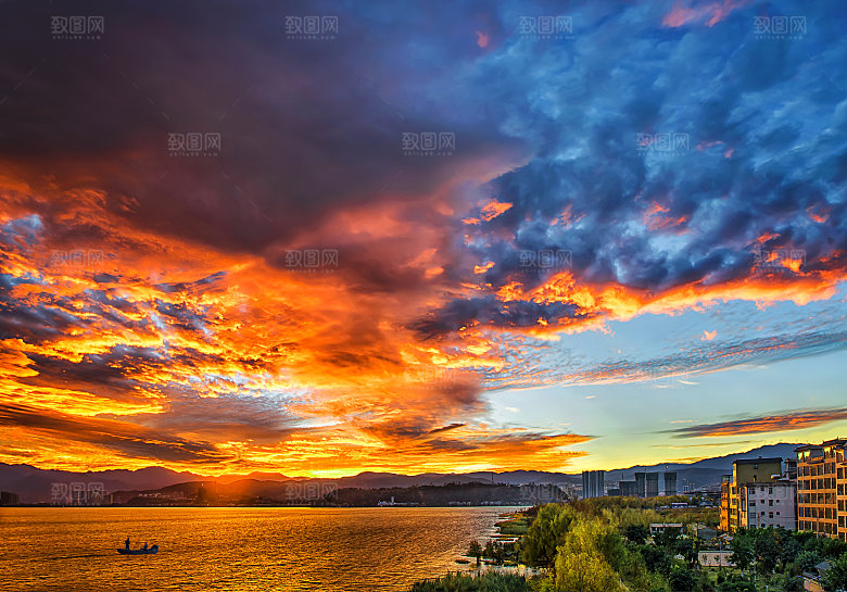 夕阳阳光火烧云云层红色天空