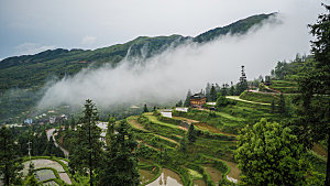 丰收春季梯田山峦村庄