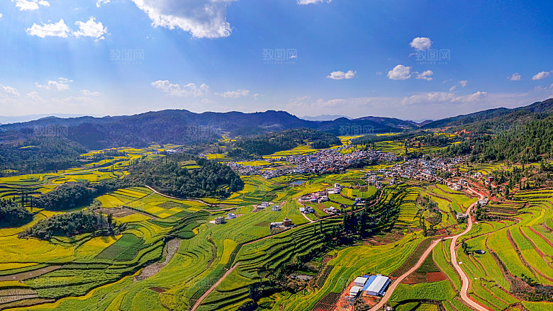 丰收春季梯田山峦村庄