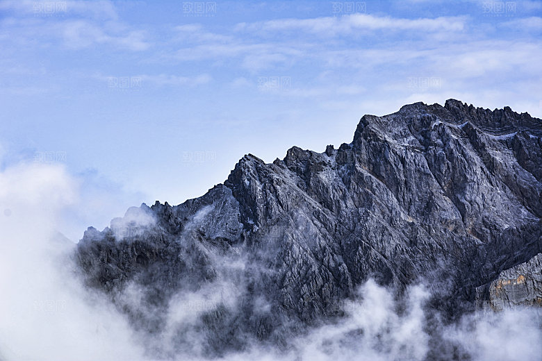 云海山峰大雾山顶火山摄影