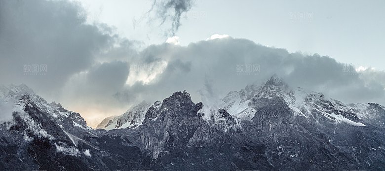 云海山峰大雾山顶火山摄影