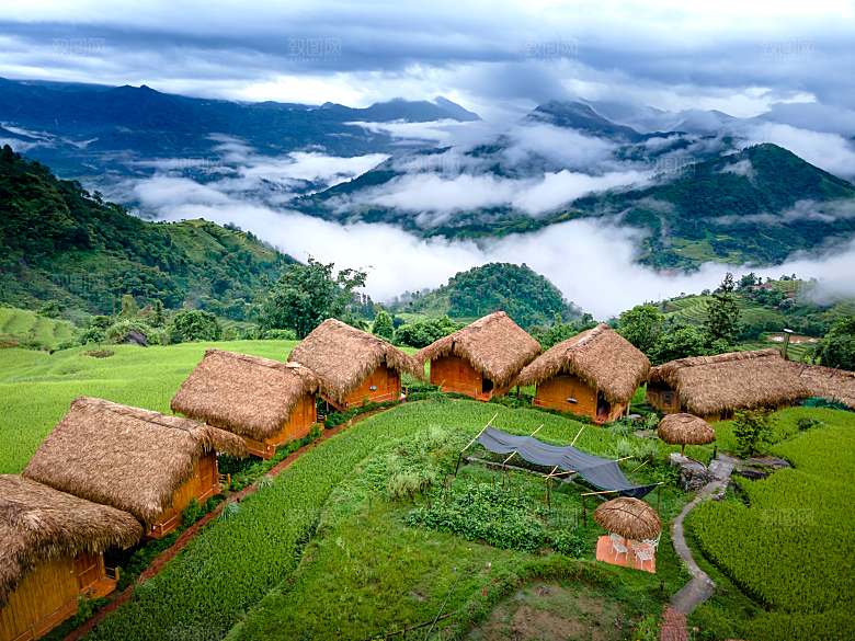 云南大理山脉山区小山村山庄摄影图