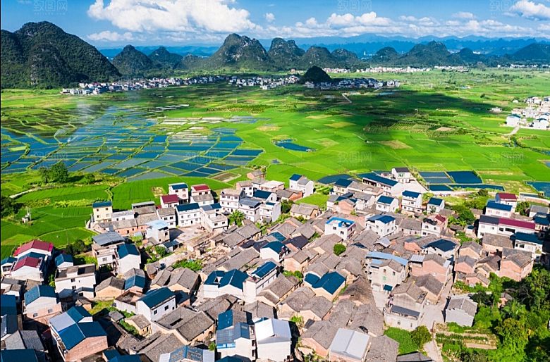 云南大理山脉山区小山村山庄摄影图