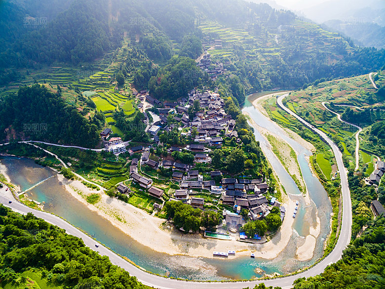 云南大理山脉山区小山村山庄摄影图