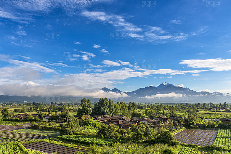 云南大理山脉山区小山村山庄摄影图