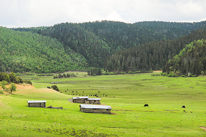 云南大理山脉山区小山村山庄摄影图