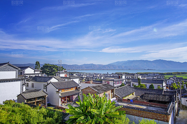 云南大理山脉山区小山村山庄摄影图