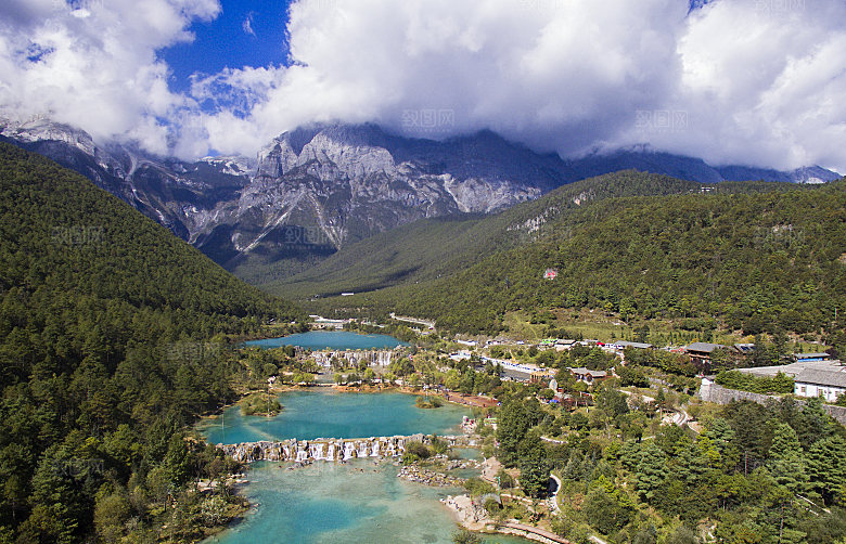 云南大理山脉山区小山村山庄摄影图