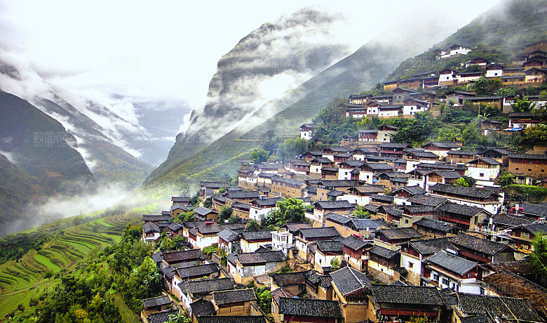 云南大理山脉山区小山村山庄摄影图