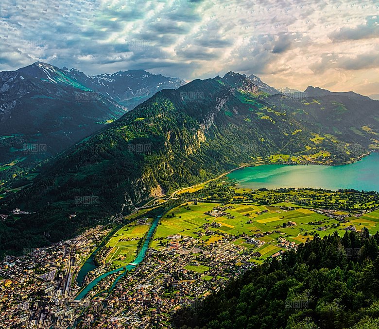 云南大理山脉山区小山村山庄摄影图