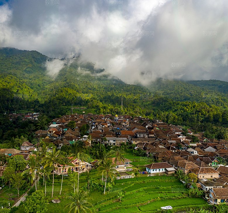 云南大理山脉山区小山村山庄摄影图