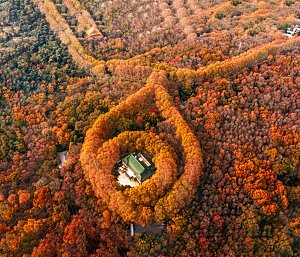 堤坝草原山峰秋季山峦摄影