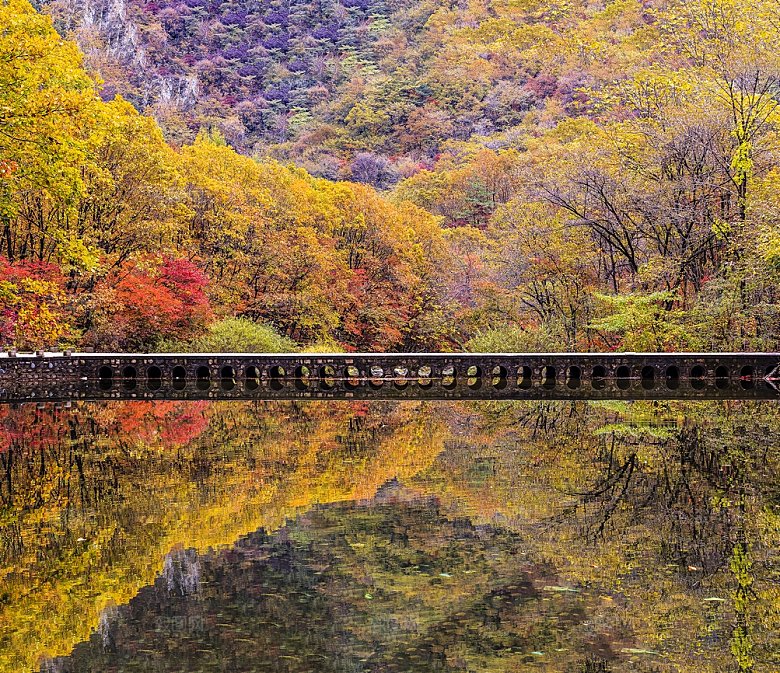 堤坝草原山峰秋季山峦摄影