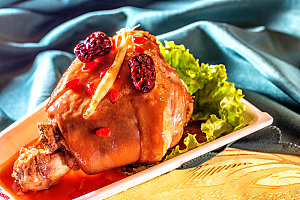 东北菜红烧肘子创意菜品照片素材