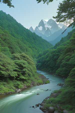 自然的细节流动的水翠绿的树叶和雄伟的山峦