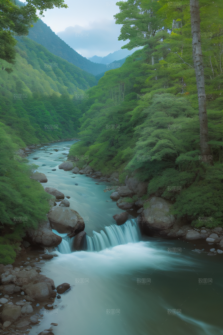 自然的细节流动的水翠绿的树叶和雄伟的山峦