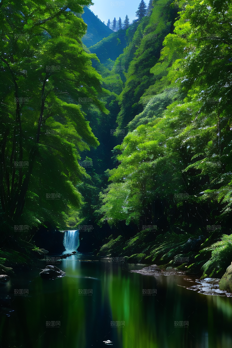 自然的细节流动的水翠绿的树叶和雄伟的山峦