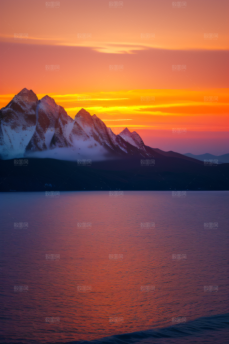 夕阳西下金色橙色和粉色的画卷