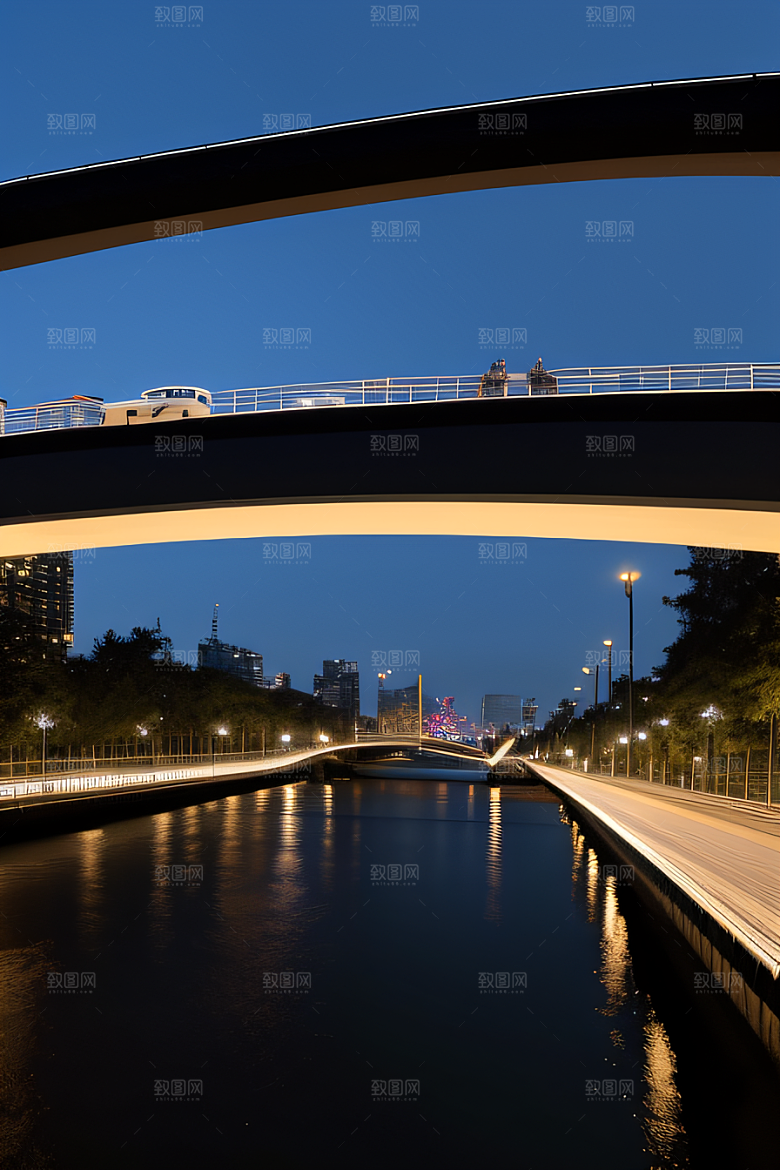 现代化桥梁串联城市车流繁忙