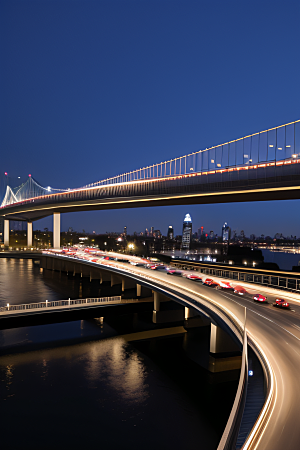 现代桥梁贯穿大江畅通城市交通