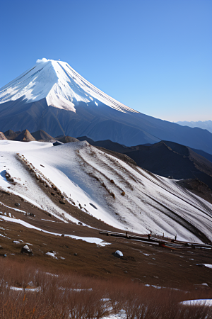 雪山两座神奇山峰的壮丽之旅