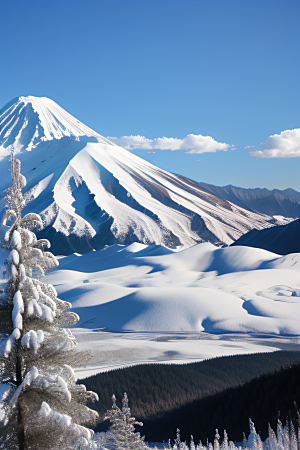 富士山与玉龙雪山两座壮丽山脉的震撼对比