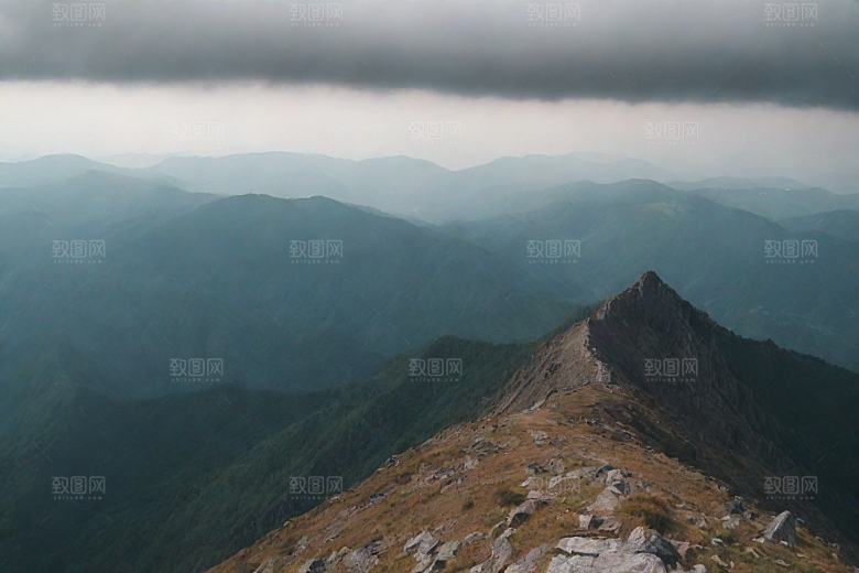 仙境般的云雾山顶风光