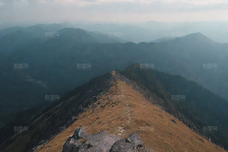 陡峭奇峰岩石石壁山顶