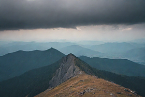陡峭奇峰岩石石壁山顶