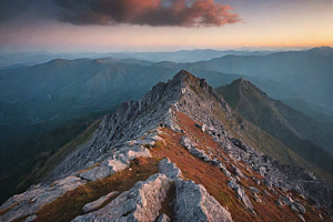 陡峭奇峰岩石石壁山顶
