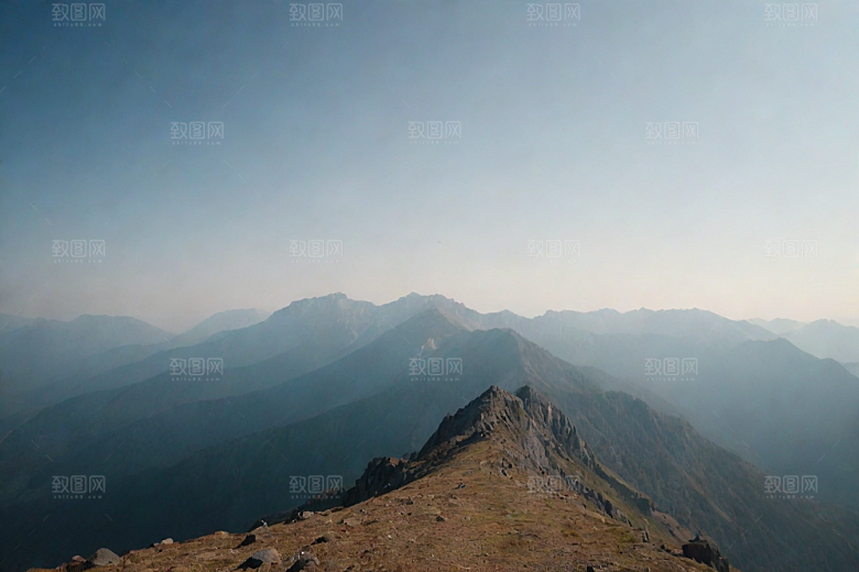 陡峭奇峰岩石石壁山顶
