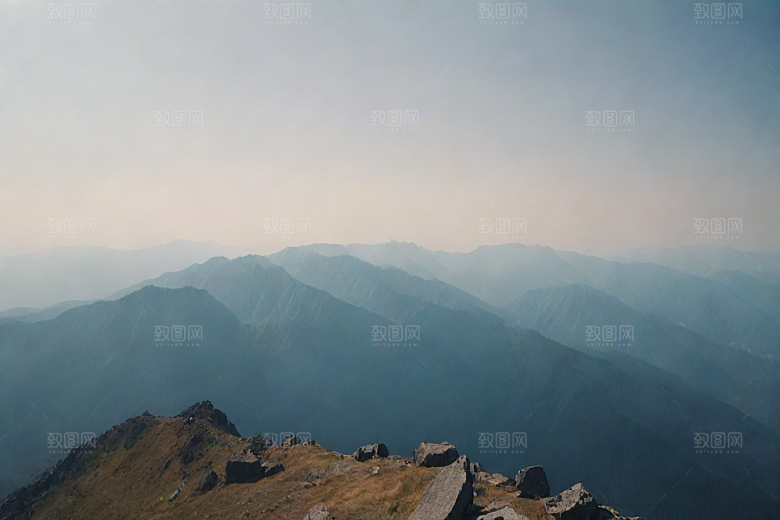 陡峭奇峰岩石石壁山顶