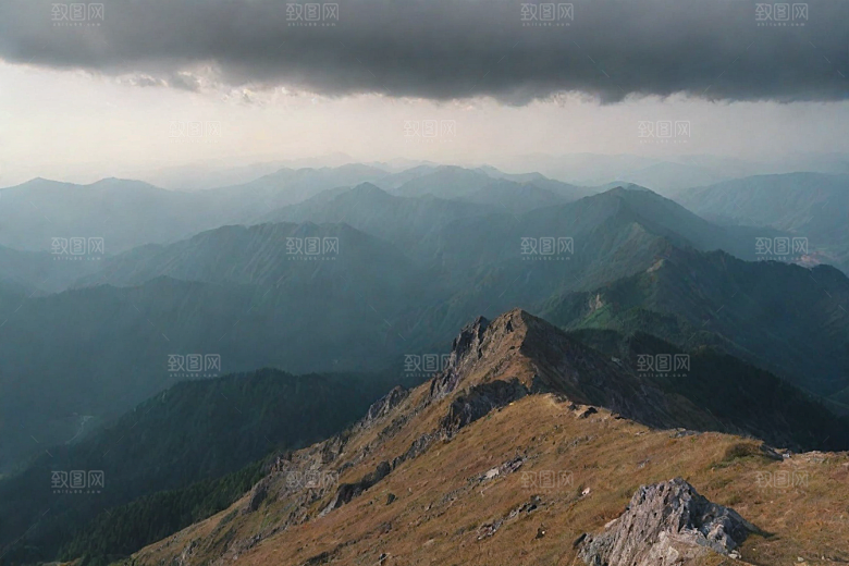 陡峭奇峰岩石石壁山顶