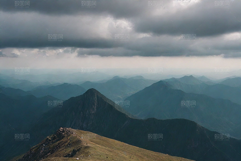 陡峭奇峰岩石石壁山顶