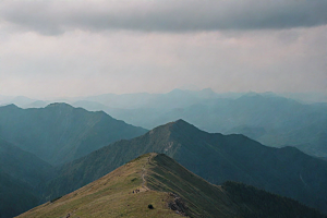 陡峭奇峰岩石石壁山顶