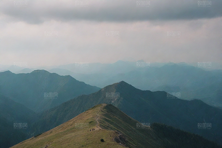 陡峭奇峰岩石石壁山顶