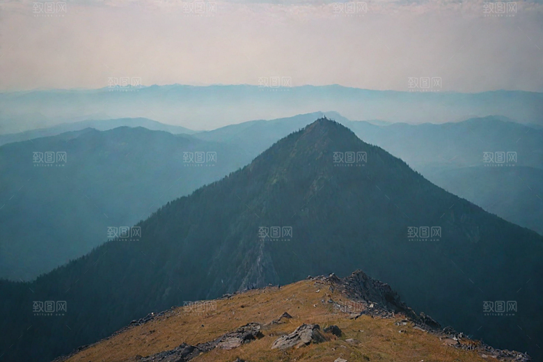 仙境般的云雾山顶风光