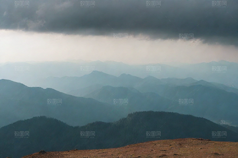 仙境般的云雾山顶风光