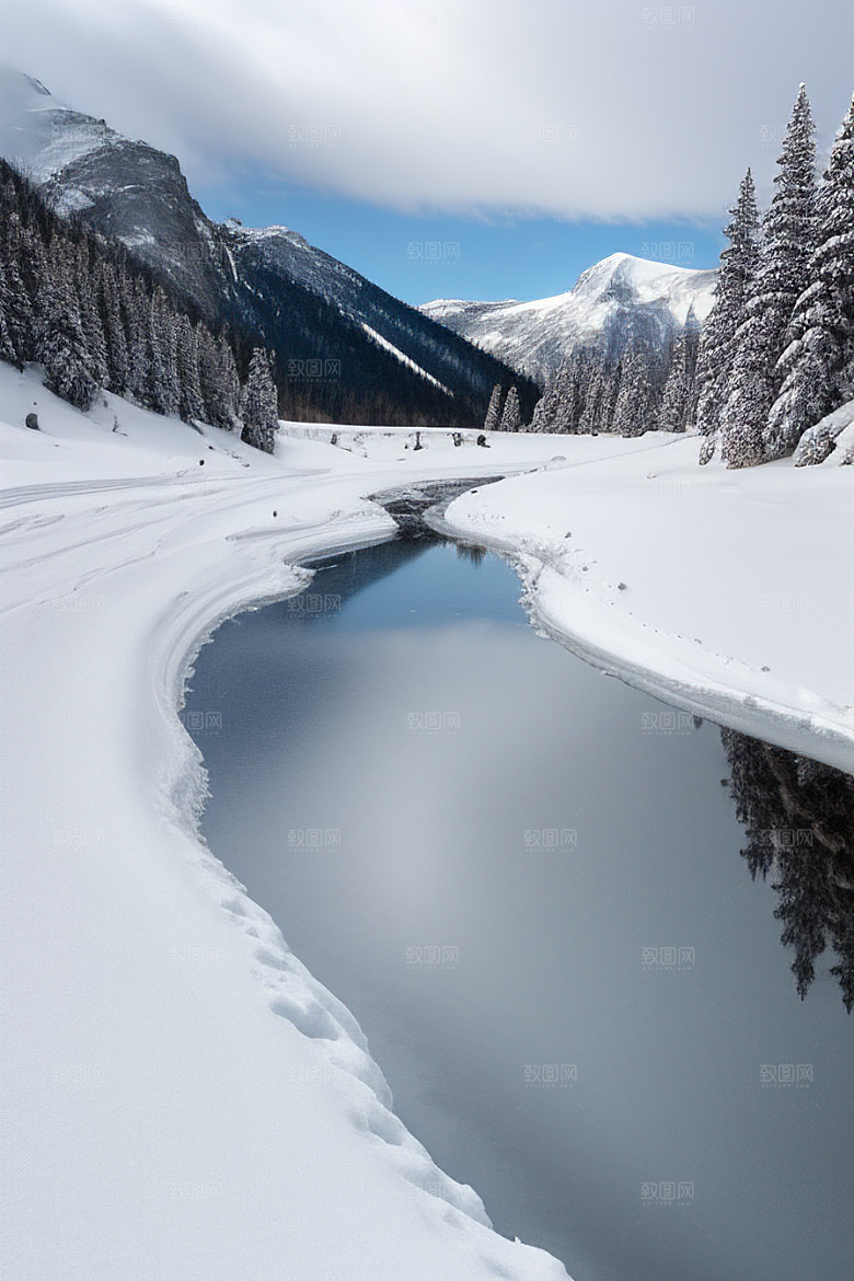 冰雪自由驾驶在雪山中的自由之旅