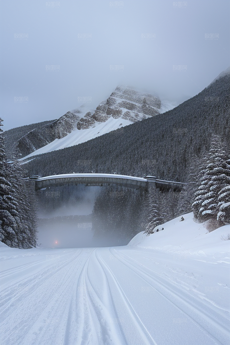 冰雪自由驾驶在雪山中的自由之旅