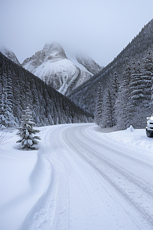 冰雪奇观驾驶在雪山间的壮丽冒险