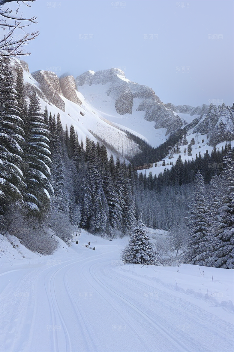 冰雪奇观驾驶在雪山间的壮丽冒险