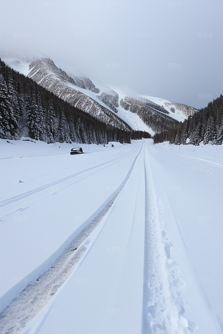 冰雪奇观驾驶在雪山间的壮丽冒险