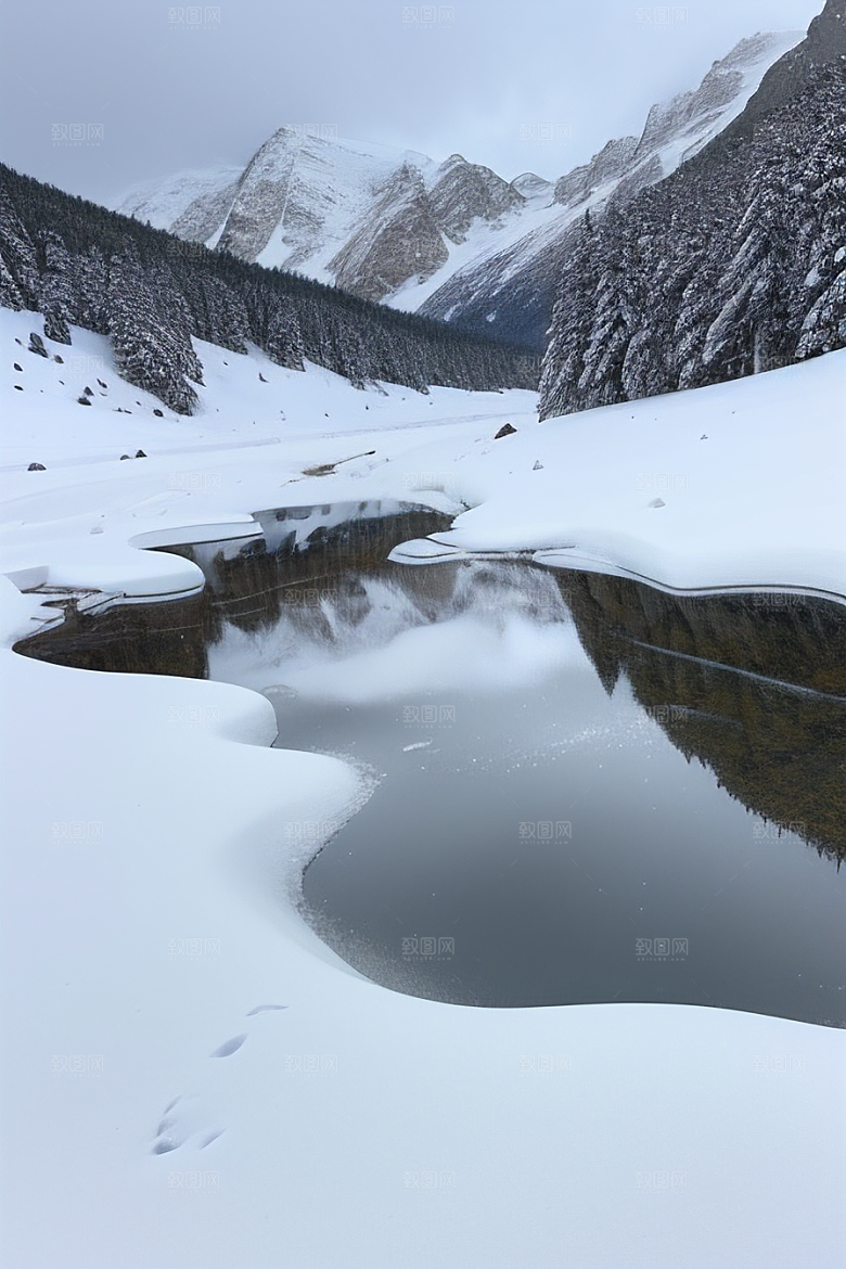 冰雪探险驾驶在雪山之间的壮丽之旅