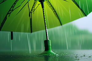 雨中的绿叶背景与雨伞