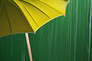 雨中的绿色背景与雨伞