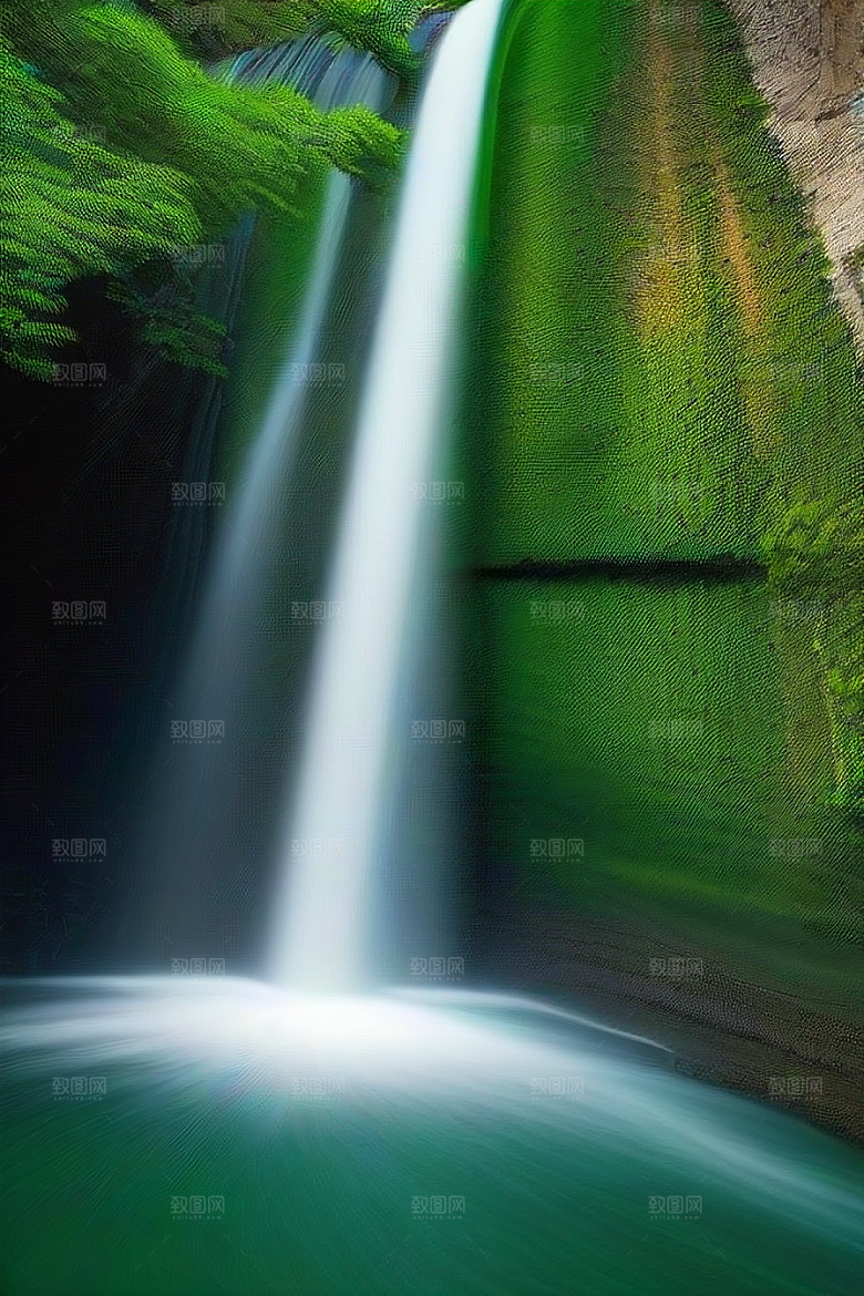 瀑布间的深绿色水流